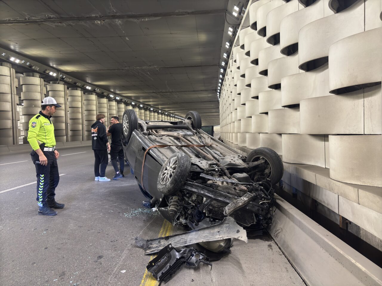 İZMİR (AA) – İzmir'in Konak ilçesinde beton bariyere çarparak takla