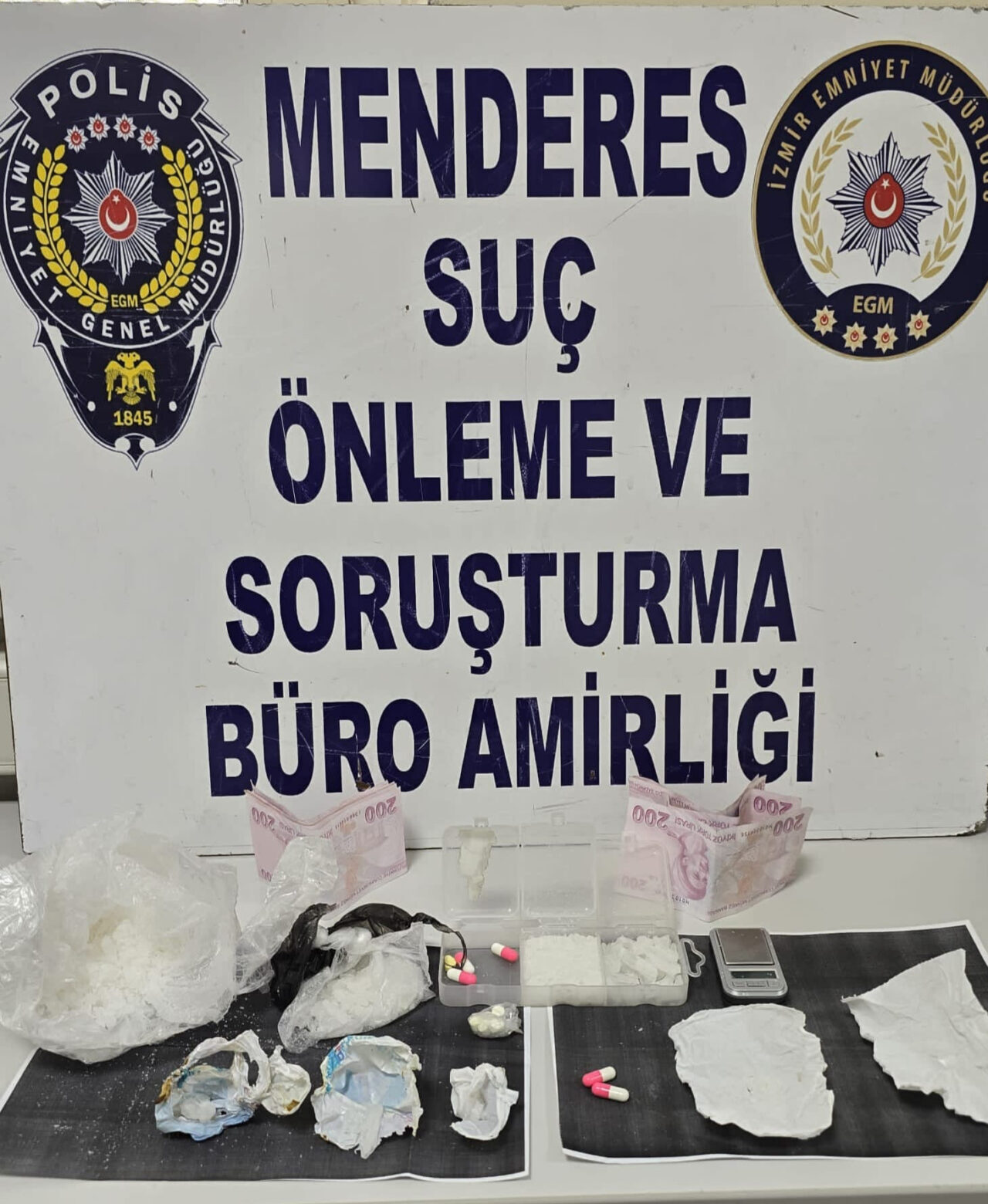 İZMİR (AA) – İzmir'in Menderes ilçesinde düzenlenen uyuşturucu operasyonlarında 8