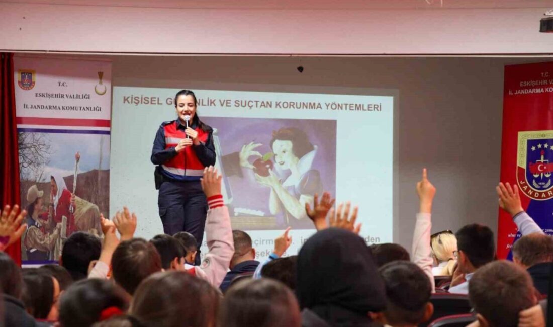 Eskişehir’de jandarma ekiplerince düzenlenen seminerde katılımcılara, kadına yönelik şiddet ile