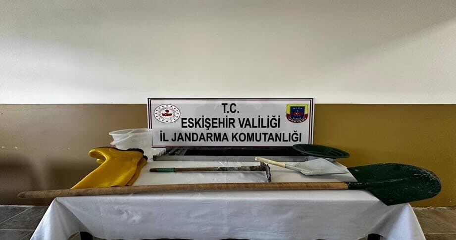 Eskişehir’de kaçak kazı yaparken jandarma ekiplerince suçüstü yakalanan şüpheli hakkında