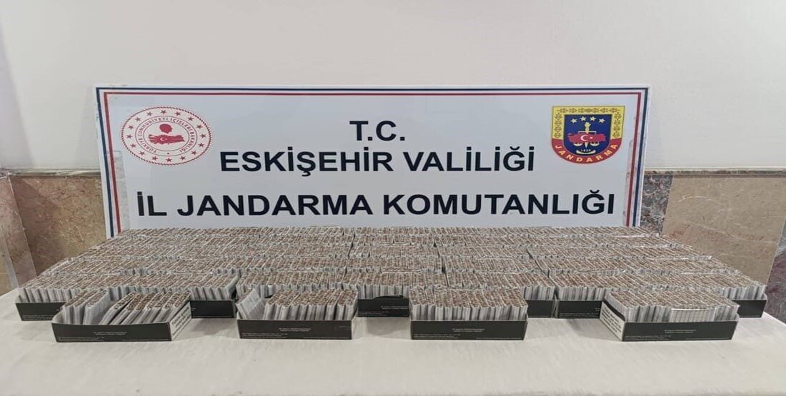 Eskişehir’de jandarma ekiplerince, kaçak sigara sattığı belirlenen ve aracında satışa