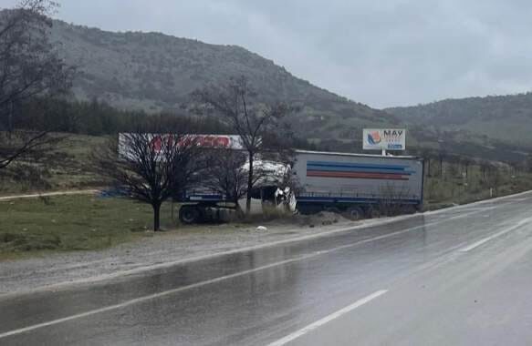 Afyonkarahisar’da yağmur nedeniyle kayarak yoldan çıkan tır şarampole girerek durabilirken,