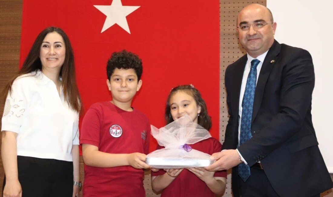 Kütahya’nın Tavşanlı İlçe Kaymakamı Hayrettin Baskın, Milli Egemenlik İlkokulu öğrencileriyle