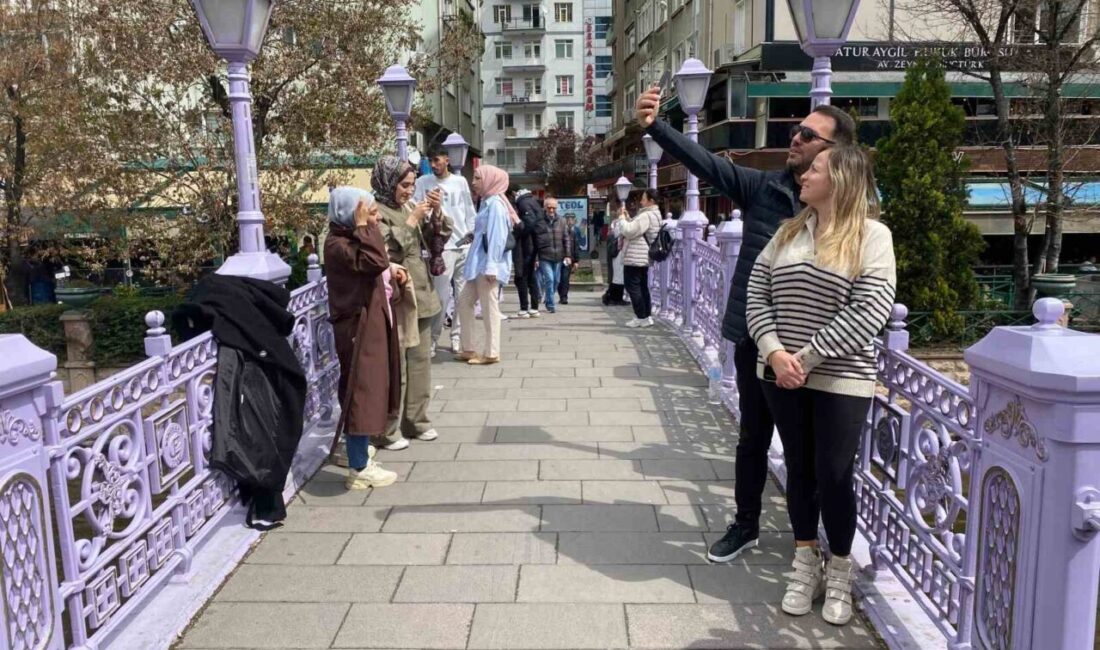 Eskişehir’de 9 günlük bayram tatili nedeniyle gelen turistler Porsuk Çayı