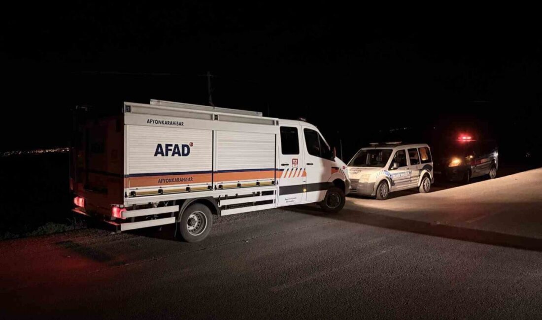 Afyonkarahisar’da kontrolden çıkarak köprüden çaya uçan otomobilde 4 kişi yaralandı.