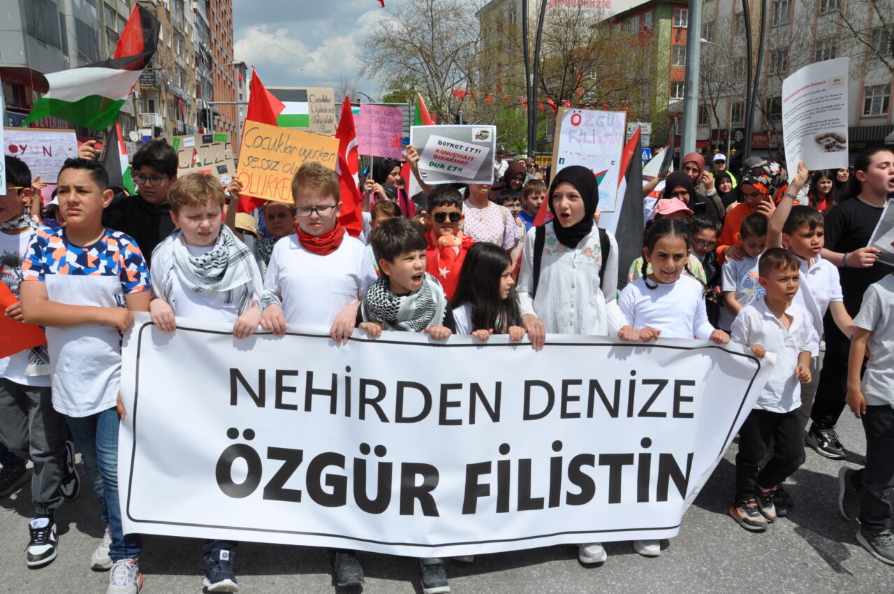 KÜTAHYA (AA) – Kütahya'da çocuklar, Gazze'deki akranlarına destek olmak için