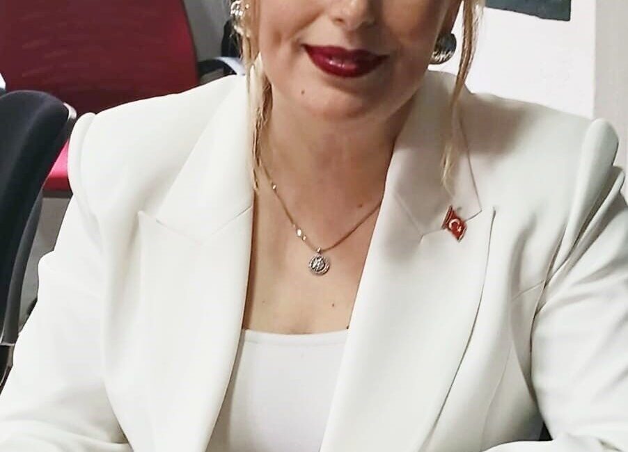 Kütahya’da Türk Dili ve Edebiyatı öğretmeni olarak görev yapan Nuray