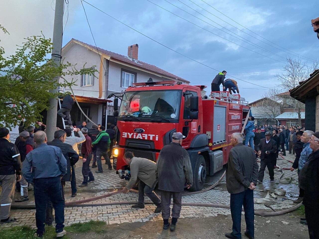KÜTAHYA (AA) – Kütahya'nın Domaniç ilçesinde bir evde çıkan yangın