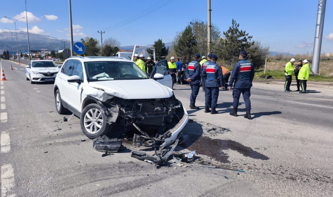 KÜTAHYA (AA) – Kütahya'da iki otomobilin çarpışması sonucu 2'si çocuk