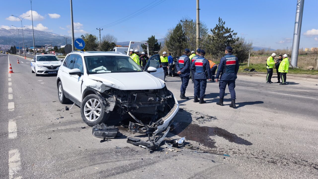 KÜTAHYA (AA) – Kütahya'da iki otomobilin çarpışması sonucu 2'si çocuk