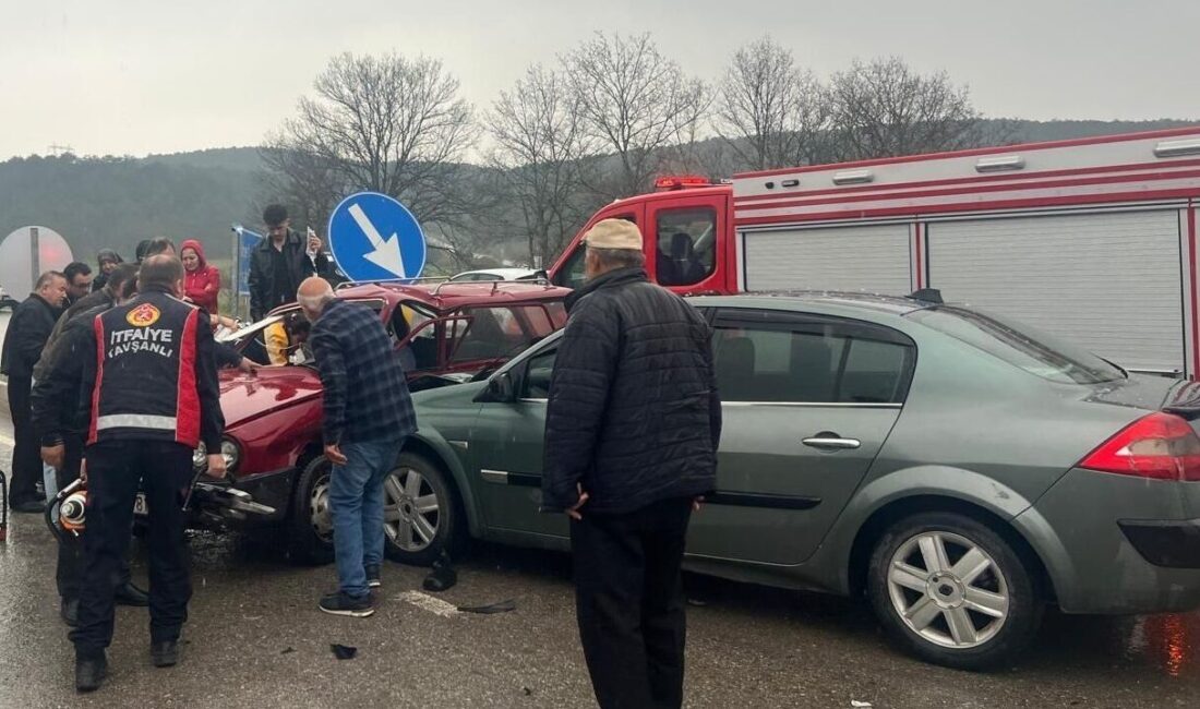 KÜTAHYA (AA) – Kütahya'nın Tavşanlı ilçesinde iki otomobilin çarpışması sonucu