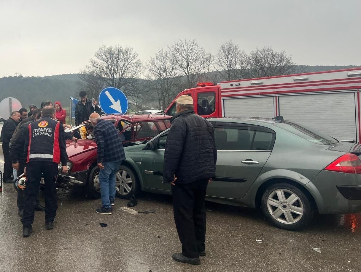 KÜTAHYA (AA) – Kütahya'nın Tavşanlı ilçesinde iki otomobilin çarpışması sonucu