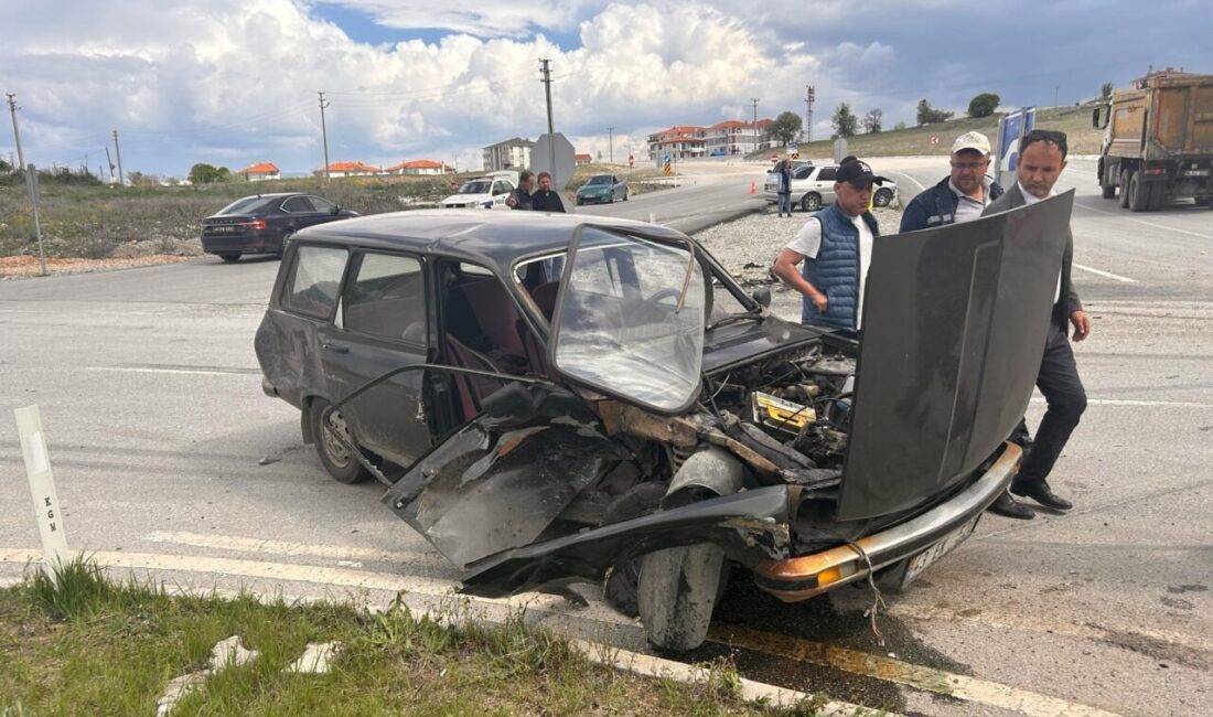 KÜTAHYA (AA) – Kütahya’nın Hisarcık ilçesinde iki otomobilin çarpışması sonucunda