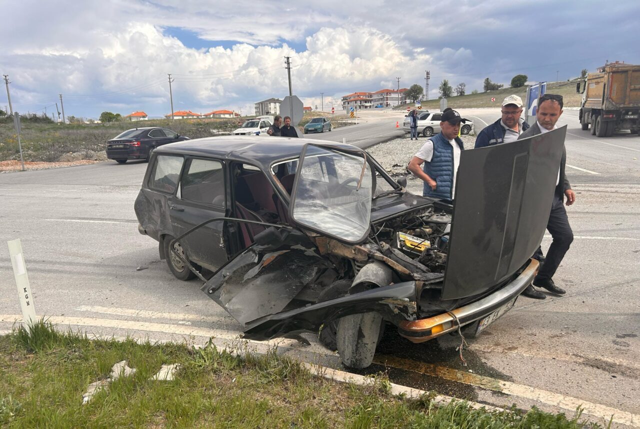 KÜTAHYA (AA) – Kütahya’nın Hisarcık ilçesinde iki otomobilin çarpışması sonucunda