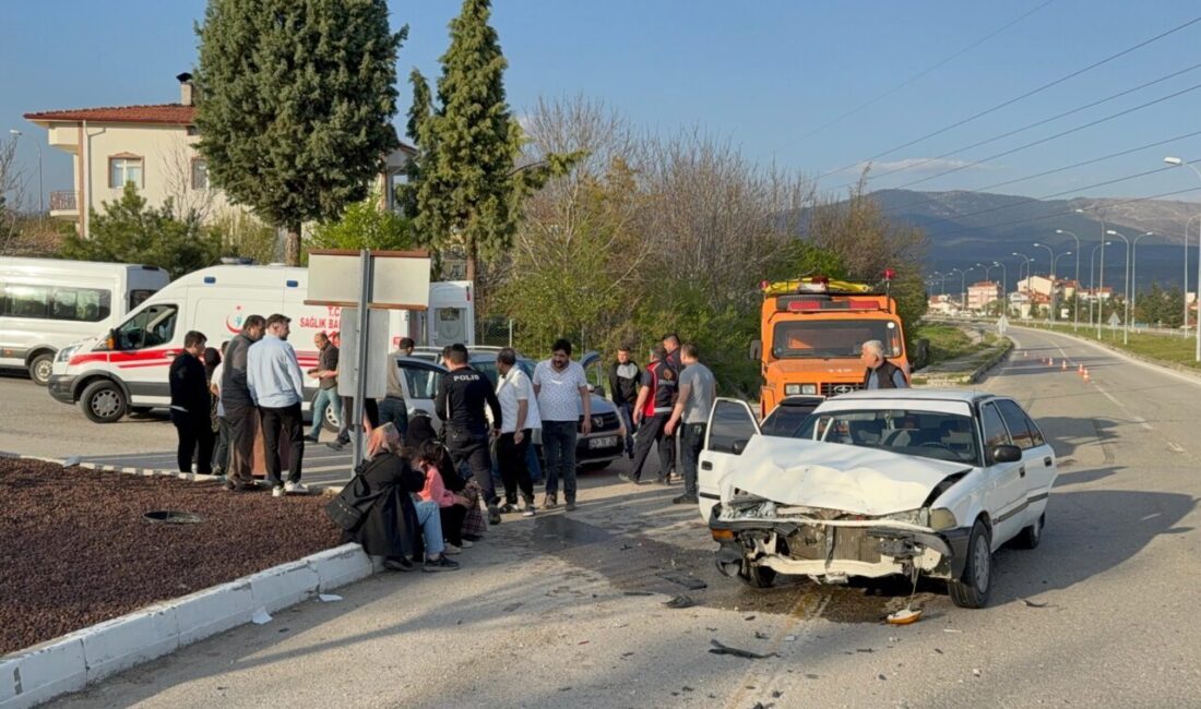 KÜTAHYA (AA) – Kütahya'nın Domaniç ilçesinde iki otomobilin çarpıştığı kazada