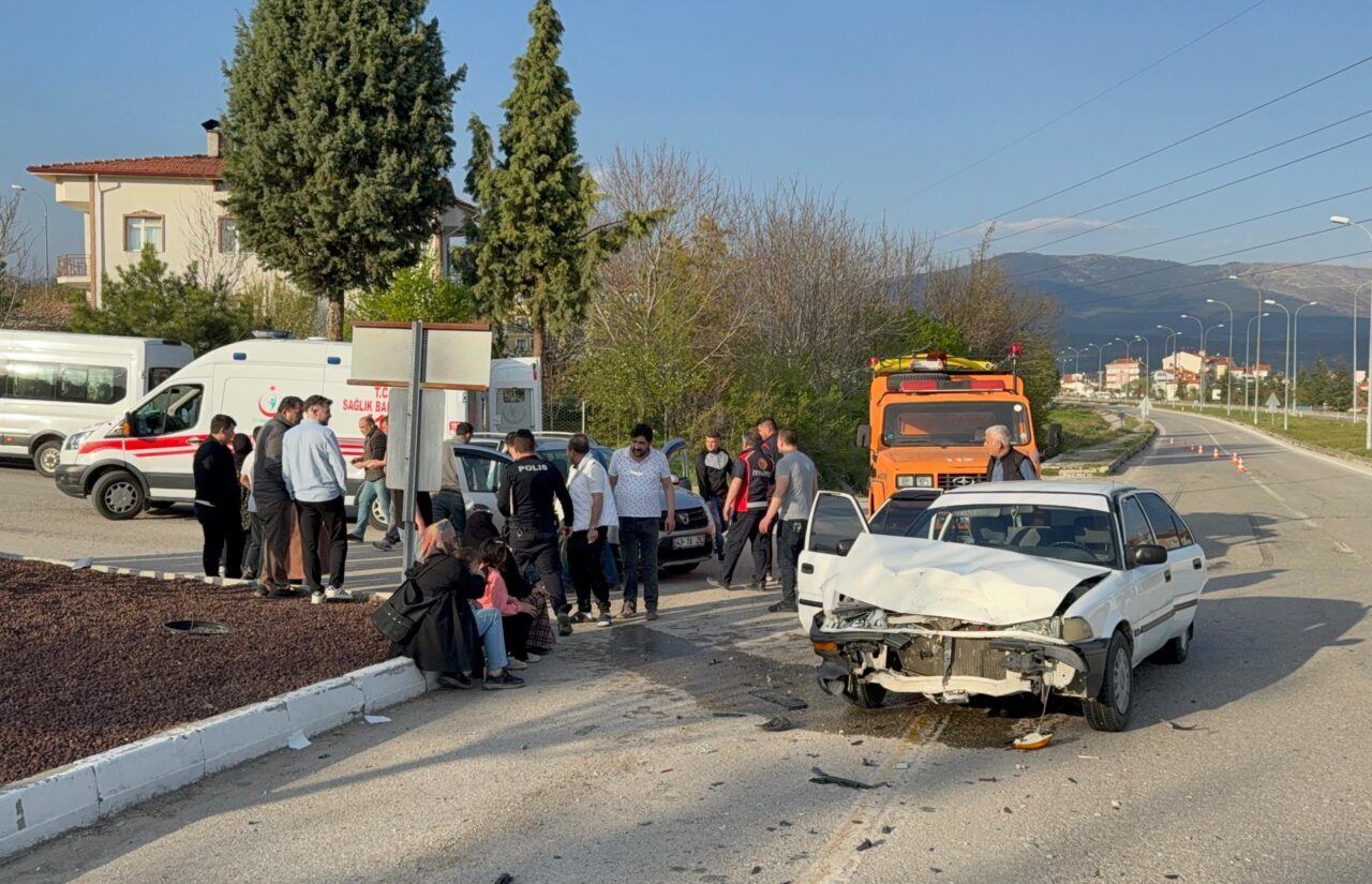 KÜTAHYA (AA) – Kütahya'nın Domaniç ilçesinde iki otomobilin çarpıştığı kazada