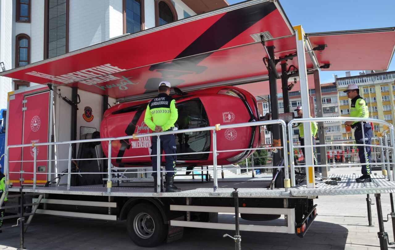 KÜTAHYA (AA) – Kütahya'da, Jandarma Genel Komutanlığına ait "mobil eğitim