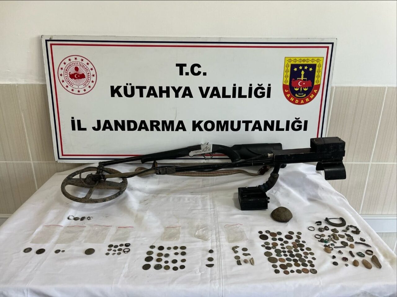 KÜTAHYA (AA) – Kütahya'nın Simav ilçesinde düzenlenen operasyonda evinde 148