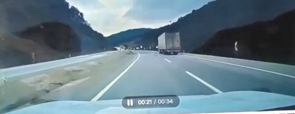Kütahya’da tırın otomobilin üzerine devrildiği ve 1 kişinin öldüğü, 1
