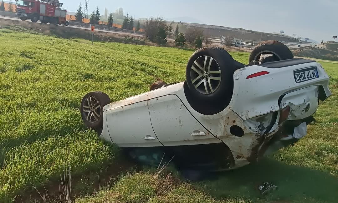 Kütahya’nın Altıntaş ilçesinde sürücüsünün direksiyon hakimiyetini kaybetmesi sonucu yoldan çıkarak