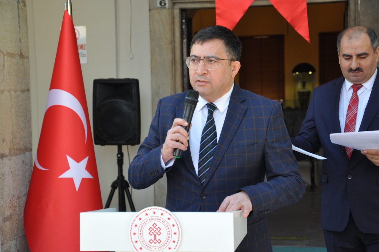 KÜTAHYA (AA) – Kütahya'da Turizm Haftası dolayısıyla kortej yürüyüşü gerçekleştirildi.