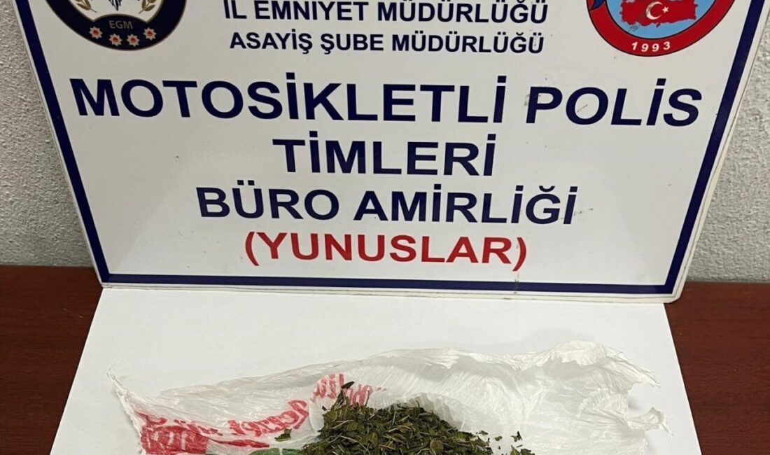 Kütahya’da Motosikletli Polis Timlerince yapılan çalışmalarda üzerinde uyuşturucu bulunan şüpheli