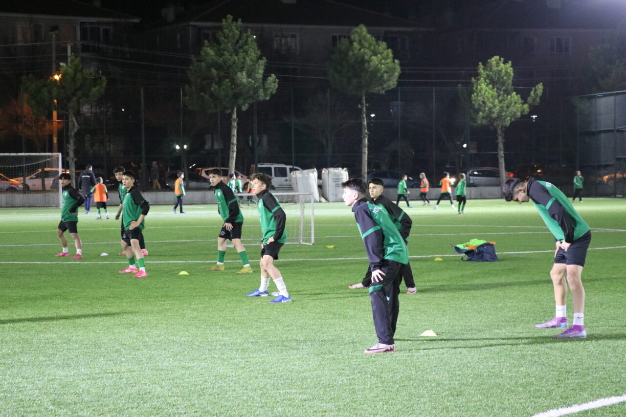 - Yeşilayspor Kulübü Altyapı Koordinatörü Selim Açıkbaş:
- "Öncelikle gençlerimiz burada
