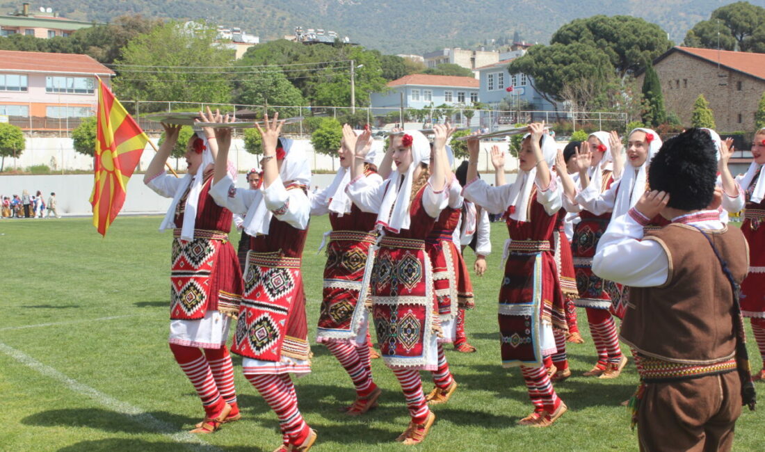 İZMİR (AA) – Kuzey Makedonya Kültürel Sanat Topluluğu, Bayındır ilçesinde