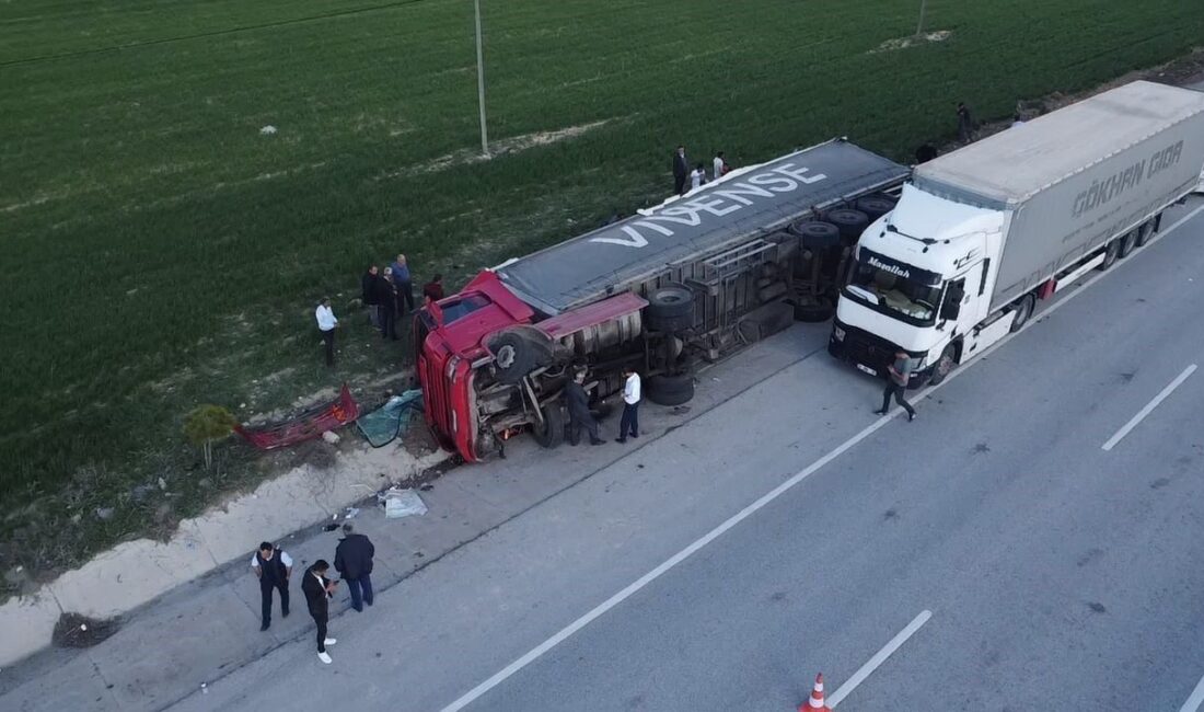 Afyonkarahisar’da kontrolden çıkarak şarampole devrilen tırda yaklaşık 25 ton mandalina