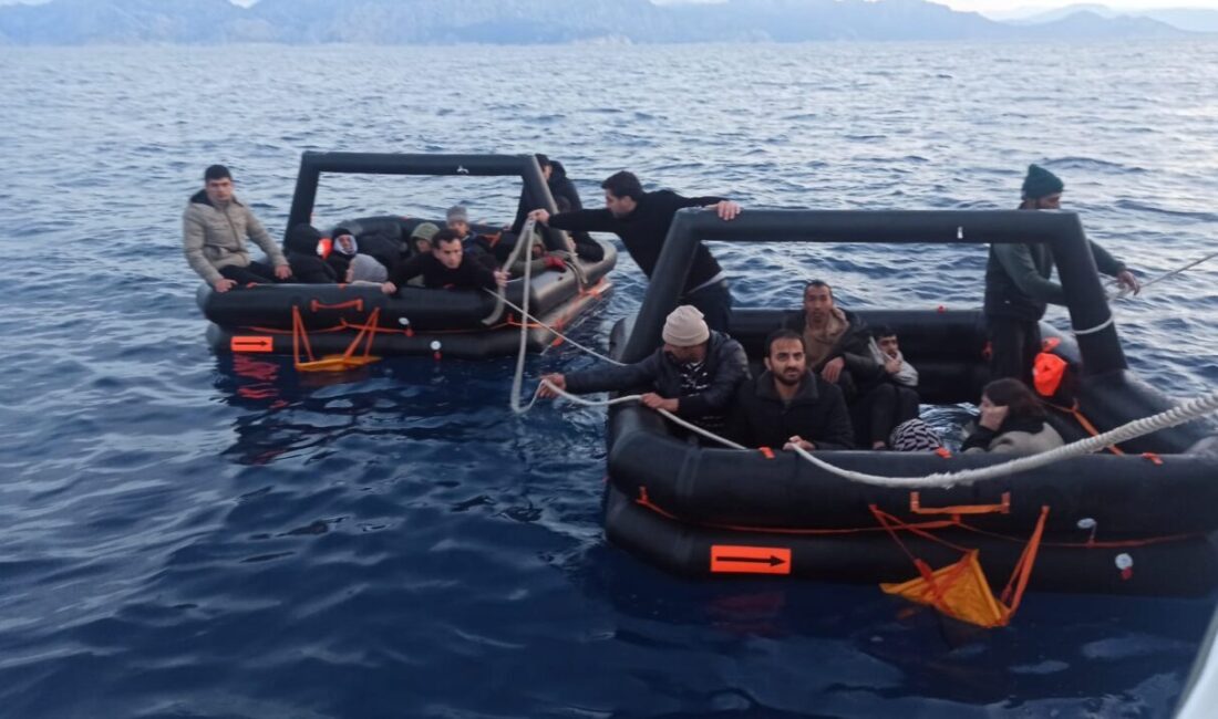MUĞLA (AA) – Muğla'nın Marmaris ilçesi açıklarında aralarında çocukların da