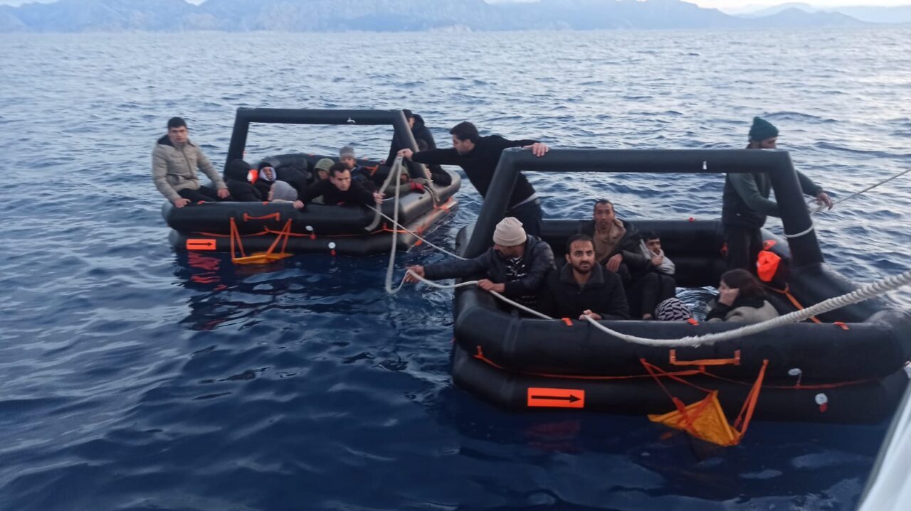 MUĞLA (AA) – Muğla'nın Marmaris ilçesi açıklarında aralarında çocukların da