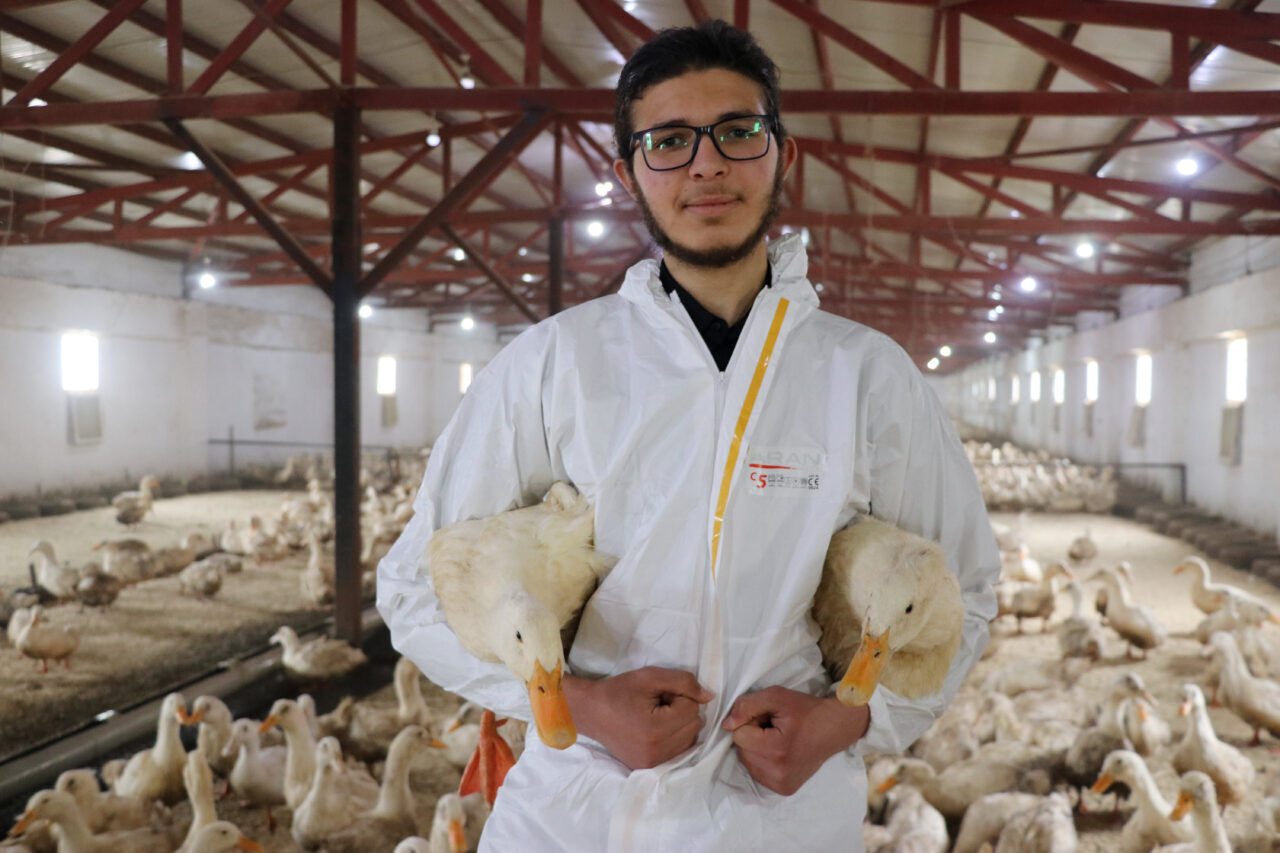 - Kütahya'da kiraladığı kıraç arazide çiftlik kuran Servet Abdelwahab, biri