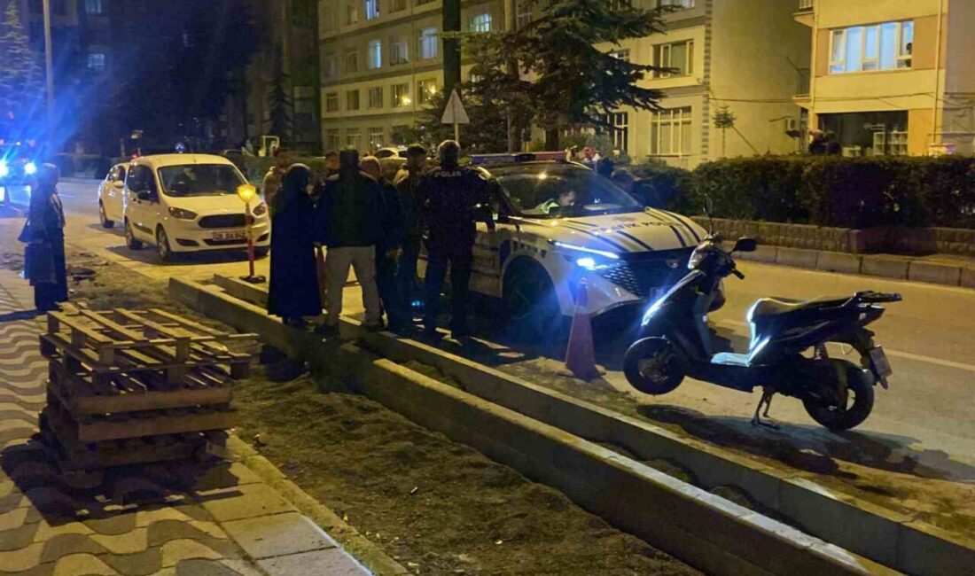 Eskişehir’de motosikletiyle 2 aracın arasına girmeye çalışırken yere düşerek yaralanan