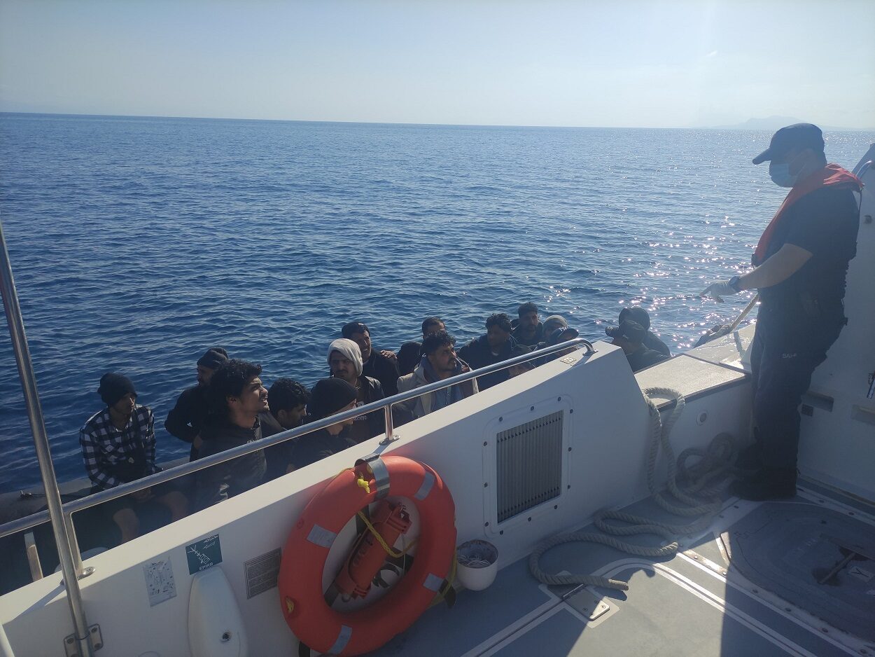MUĞLA (AA) – Muğla'nın Datça ilçesi açıklarında 17 düzensiz göçmen