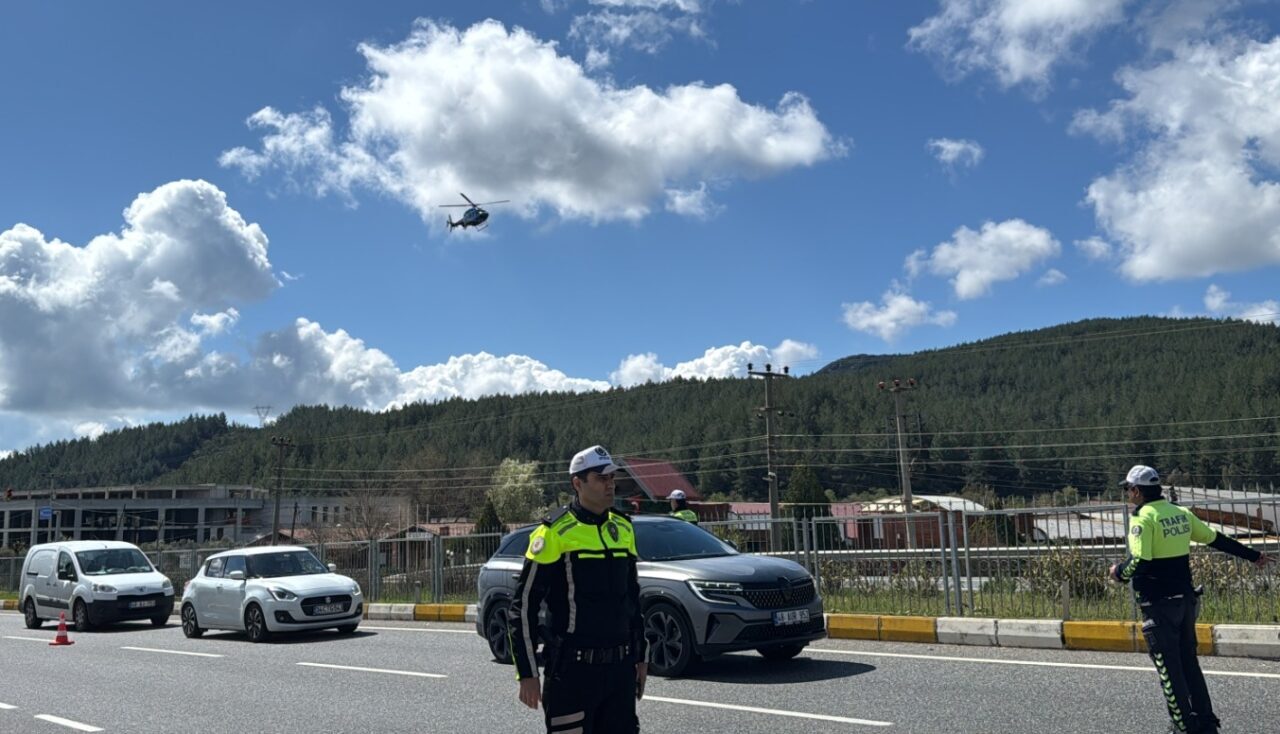 MUĞLA (AA) – Muğla kent merkezi ve ilçelerinde helikopterle trafik