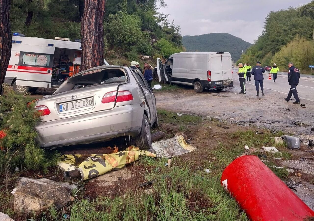 MUĞLA (AA) – Muğla'nın Milas ilçesinde kamyonet ile otomobilin çarpışması