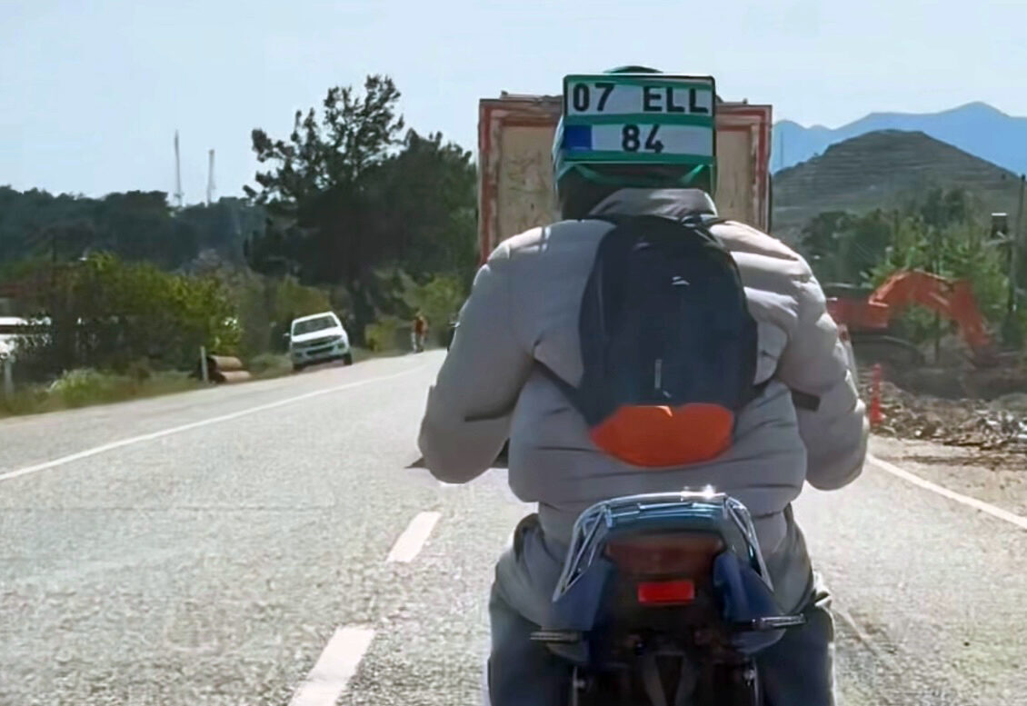 MUĞLA (AA) – Muğla'nın Seydikemer ilçesinde bir sürücü, motosikletten düşen