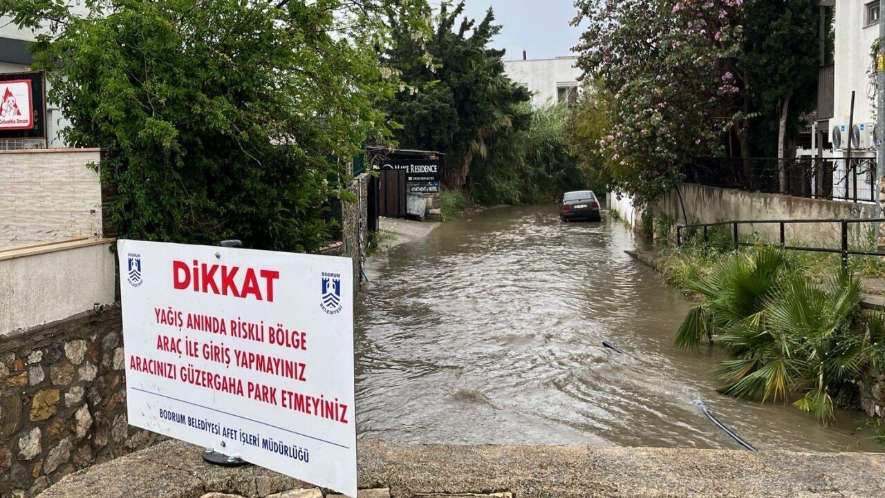 MUĞLA (AA) – Muğla'da sağanak hayatı olumsuz etkiliyor. Kentte aralıklarla