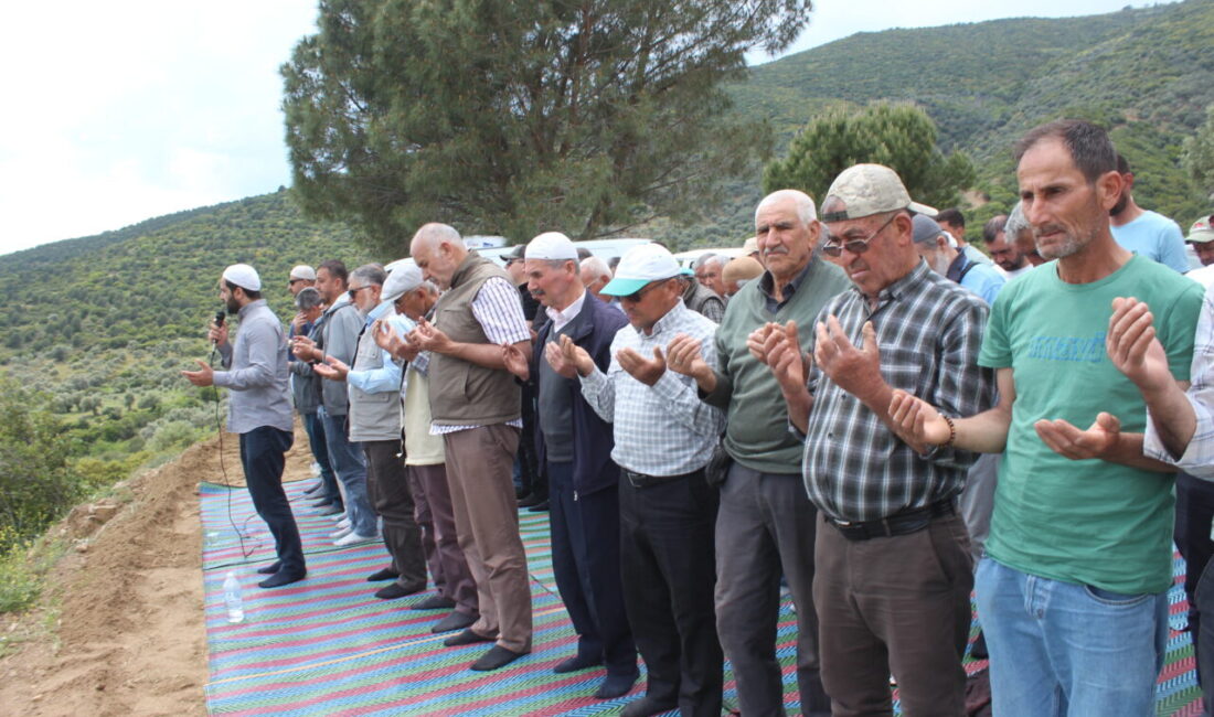 İZMİR (AA) – İzmir'in Ödemiş ilçesinde vatandaşlar, yağmur duasına çıktı.