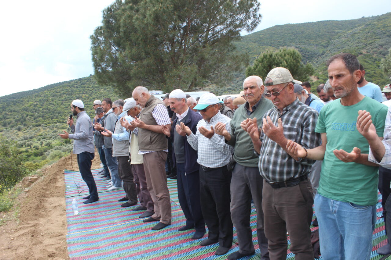 İZMİR (AA) – İzmir'in Ödemiş ilçesinde vatandaşlar, yağmur duasına çıktı.
