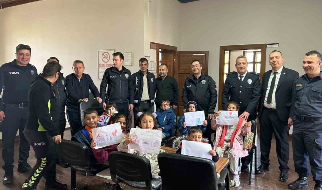 Günyüzü’nde bir grup öğrenci, Türk Polis Teşkilatının kuruluş yıl dönümü