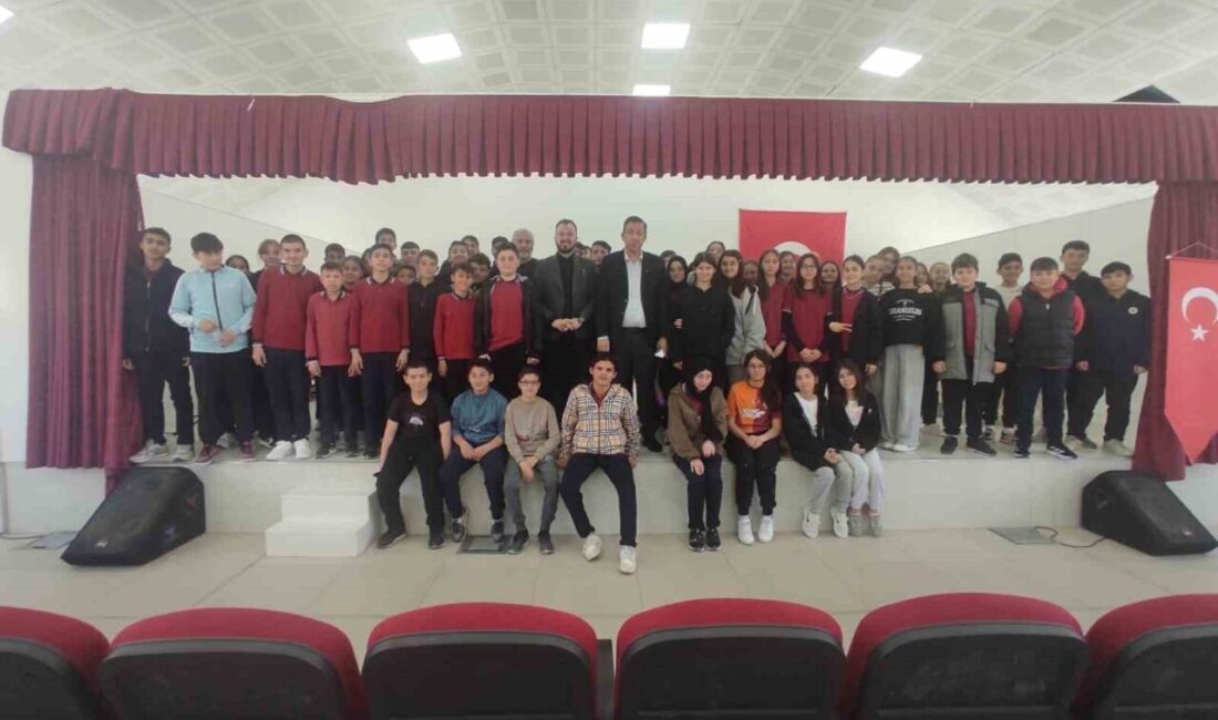 Afyonkarahisar Maver Kemal Arsoy Ortaokulu’nda gerçekleştirilen kariyer tanıtım günlerinde hukukçular