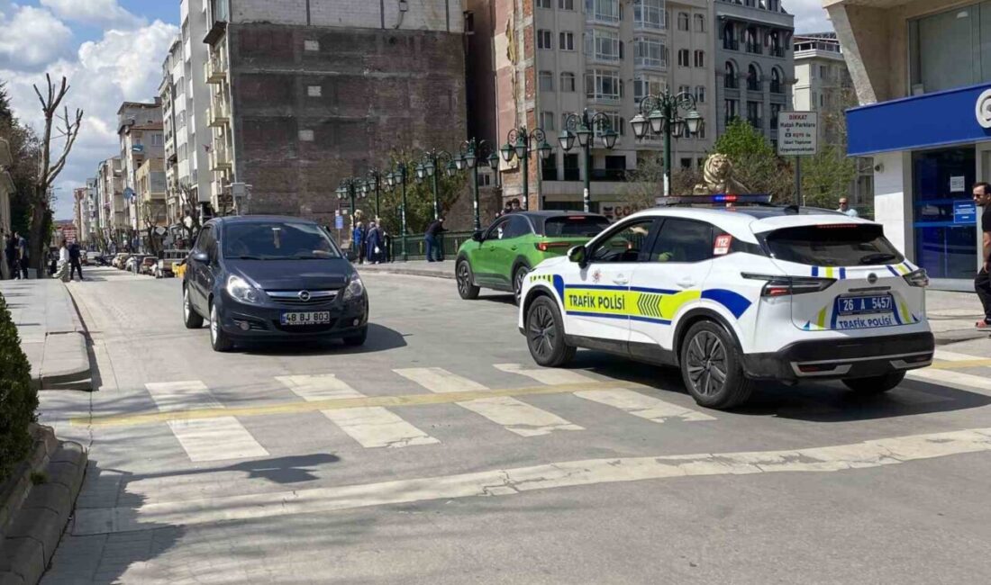 Eskişehir’de otomobiliyle ters yöne döndükten sonra trafik polisiyle karşı karşıya
