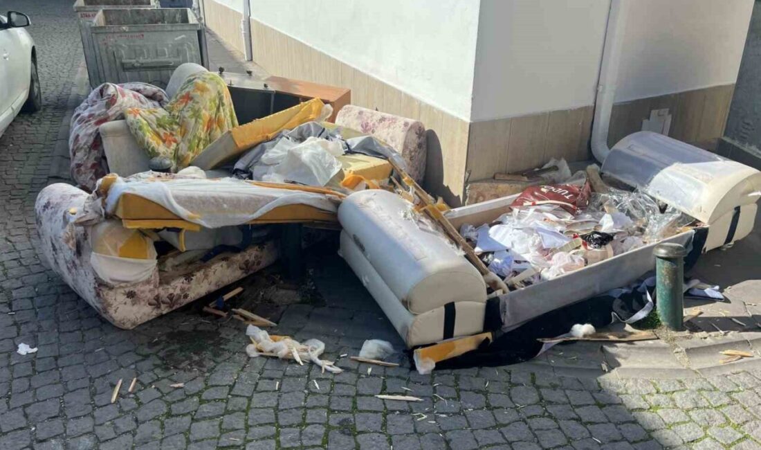 Eskişehir’de bir sokakta kaldırımın üzerine bırakılan atık mobilyalar kötü görüntü