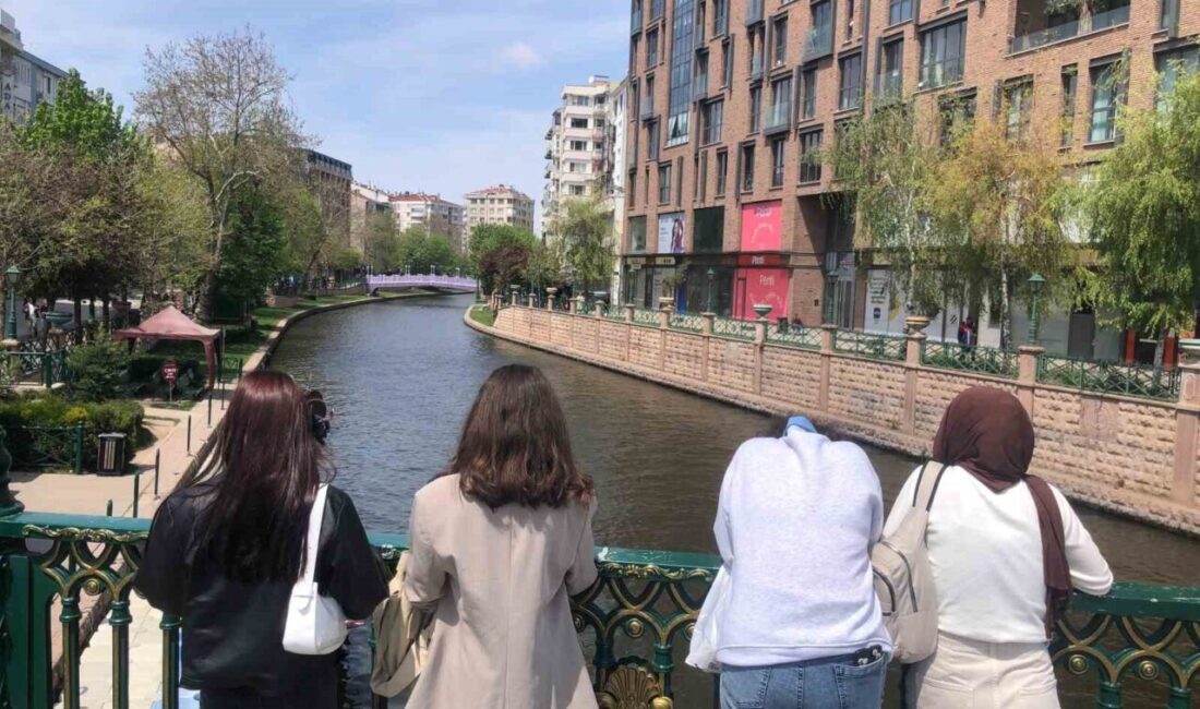 Eskişehir’de temizlik sonrası yeniden dolarak adeta yeniden canlanan Porsuk Çayı