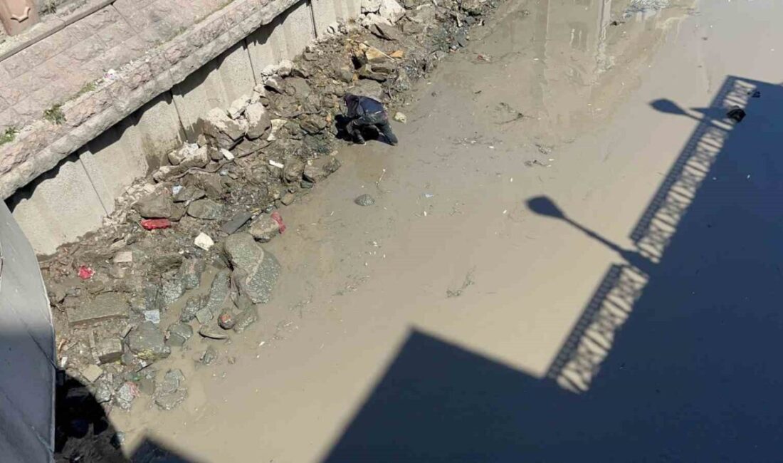 Porsuk Çayı’nın suyu kesilerek Eskişehir kent merkezinden geçen kısmında ekskavatör
