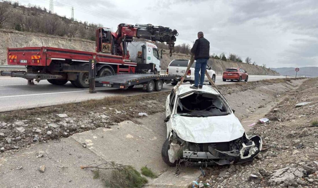 Afyonkarahisar’da kontrolden çıkarak yol kenarındaki refüje giren otomobilde 4 kişi