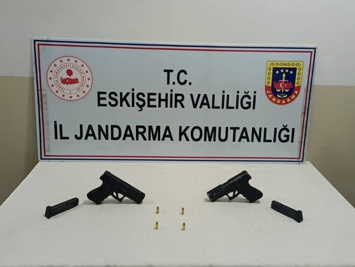 Eskişehir’de jandarma ekiplerince, elinde bulundurduğu ruhsatsız tabancaları satmayı amaçladığı belirlenen