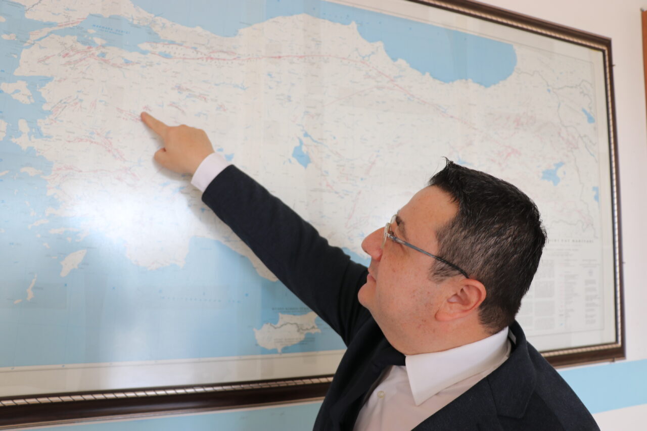 - Kütahya Dumlupınar Üniversitesi Öğretim Üyesi Prof. Dr. Cafer Özkul:
-