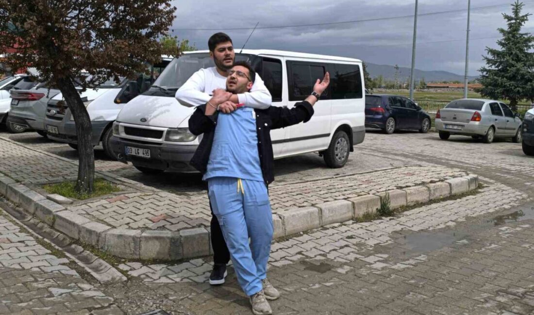 Afyonkarahisar’da hastanede gerçekleştirilen deprem ve yangın tatbikatında senaryo gereği bir